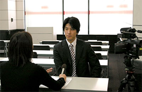 テレビ東京の情報番組『E morning』の起業特集にて、税理士紹介の専門家として実際にインタビュー取材を受けている代表の山下健一の風景画像